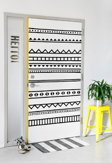 Hiasan pintu kamar dari plester hitam