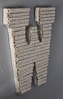 Hiasan pintu kamar dari koran bekas