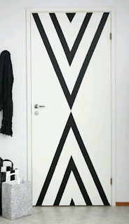 Hiasan pintu kamar dari plester hitam